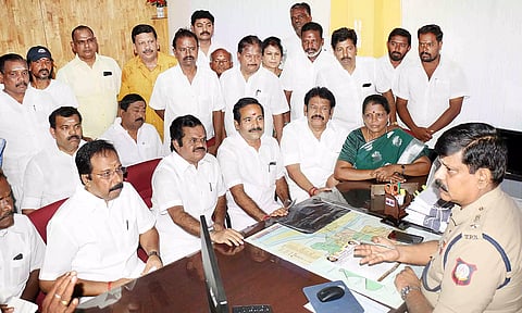 அ.தி.மு.க. பெயர், கொடியை ஓ.பன்னீர்செல்வம் அணியினர் பயன்படுத்த எதிர்ப்பு