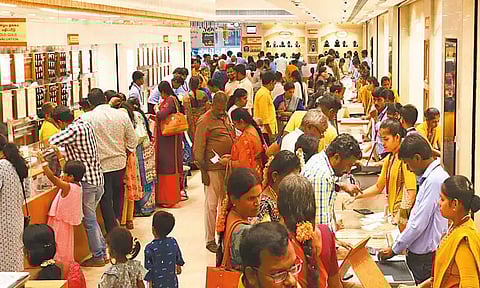 அட்சய திருதியையொட்டி நகைக்கடைகளில் அலைமோதிய மக்கள் கூட்டம்