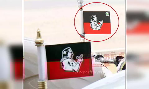 திருச்சி மாநாட்டு திடலில் கட்டப்பட்டுள்ளது அ.தி.மு.க. கொடியா?.. புதிய கொடியா?