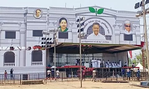 திருச்சி மாநாடு: அதிமுக தலைமை அலுவலகம் போல் மாநாட்டு மேடை..!