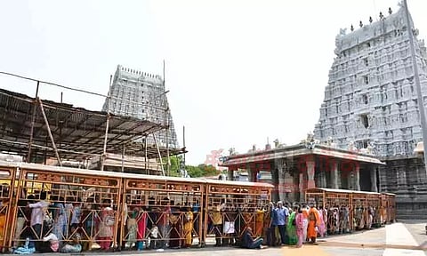 அருணாசலேஸ்வரர் கோவிலில் பக்தர்கள் கூட்டம் அலைமோதியது