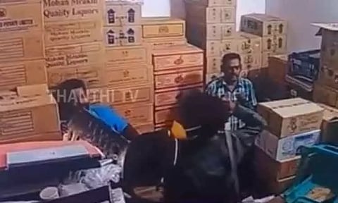 திருச்சுழியில் டாஸ்மாக் ஊழியர்களை தாக்கி ரூ.6.47 லட்சம் கொள்ளை - சி.சி.டி.வி.யில் சிக்கிய கொள்ளையர்களுக்கு போலீஸ் வலைவீச்சு