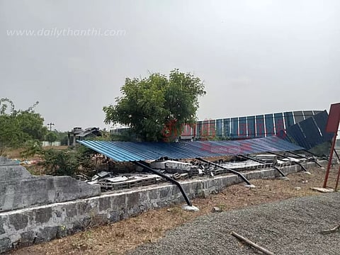 மோகனூரில் சூறைக்காற்றுடன் கோடைமழை: 6 மின்கம்பங்கள் முறிந்து விழுந்தன