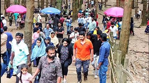 கொடைக்கானலில் குவிந்த சுற்றுலா பயணிகள்; போக்குவரத்து நெரிசலால் வாகனங்கள் அணிவகுத்து நின்றன