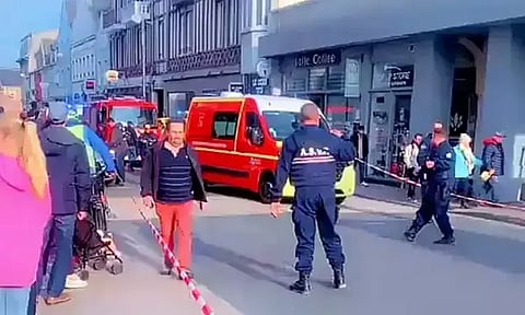 பிரான்சில் சர்வதேச பட்டம் விடும் திருவிழாவில் கூட்டத்துக்குள் புகுந்த கார்