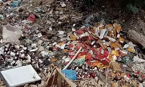 திறந்தவெளியில் கொட்டப்பட்ட காலாவதியான மருந்து, மாத்திரை