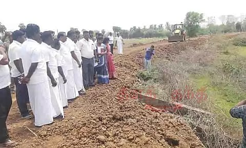 கலிச்சாக்குளம் ஏரியை தூர்வாரும் பணி மும்முரம்