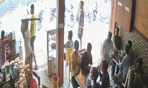 டீ, சிகரெட் கடன் தராததால் கடை ஊழியரை உருட்டுக்கட்டையால் தாக்கிய வாலிபர்