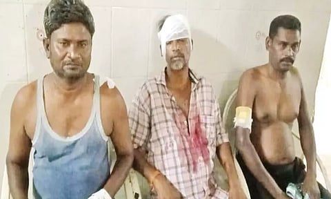 திருச்சுழி அருகே டாஸ்மாக் கடையில் புகுந்து ஊழியர்களை ஆயுதங்களால் தாக்கி ரூ.6½ லட்சம் கொள்ளை