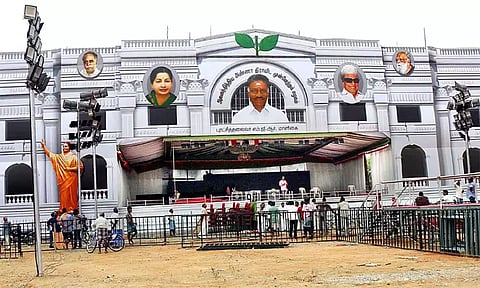 ஒ.பன்னீர் செல்வம் தலைமையில் திருச்சியில் இன்று மாநாடு...! அதிமுக தலைமை அலுவலகம் போல் மேடை அமைப்பு...!