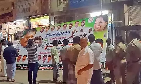 தேனி பெரியகுளத்தில் ஓபிஎஸ் ஆதரவாளர்கள் வைத்த பேனர்கள் அகற்றம்- பரபரப்பு