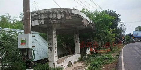 சேதமடைந்த பயணிகள் நிழற்குடையை அகற்றிவிட்டு புதிதாக கட்டித்தர வேண்டும்