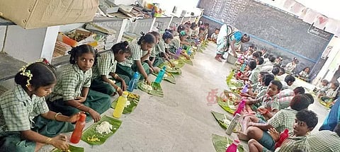 வடை, பாயசத்துடன் வாழை இலையில் மதிய உணவு வழங்கிய ஆசிரியர்கள்