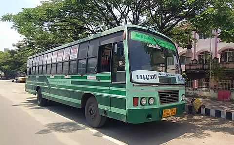 விபத்தில் சிக்கிய தொழிலாளிக்கு இழப்பீடு வழங்காததால் அரசு பஸ் ஜப்தி