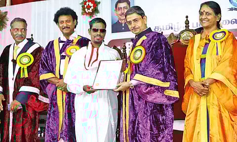 தஞ்சை தமிழ்ப்பல்கலைக்கழகத்தில் நடந்த விழாவில் 10,840 மாணவ-மாணவிகளுக்கு பட்டங்கள் வழங்கிய கவர்னர்