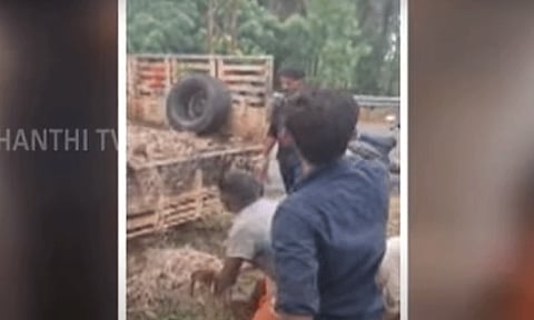 கழிவுகளோடு வந்த கேரள வண்டி மடக்கி பிடித்த தமிழக இளைஞர்கள் - தமிழக எல்லையில் பரபரப்பு