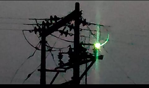 மின்கம்பத்தில் பற்றி எரியும் தீ