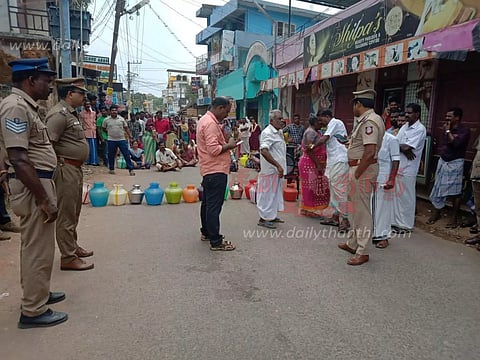 களியக்காவிளை அருகே குடிநீர் கேட்டு காலி குடங்களுடன் பொதுமக்கள் சாலை மறியல்