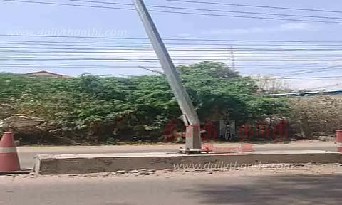 வாகனம் மோதி மின்கம்பம் சேதம்