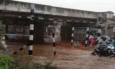 தேங்கி நிற்கும் மழைநீர்