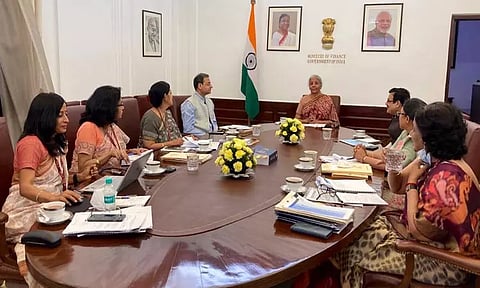 புகார்கள் வந்தால் வருமான வரி அதிகாரிகள் மீது உடனடி ஒழுங்கு நடவடிக்கை - நிர்மலா சீதாராமன்