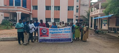 கிராம நிர்வாக அலுவலர்கள் ஆர்ப்பாட்டம்