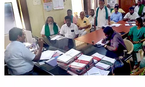 உய்யகொண்டான் வாய்க்காலை தூர்வார வேண்டும் விவசாயிகள் குறைதீர்க்கும் கூட்டத்தில் மனு