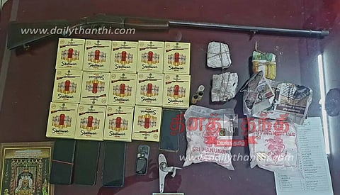 உரிமம் இல்லாத துப்பாக்கி, 150 தோட்டாக்களுடன் காரில் வந்த 3 பேர் கைது