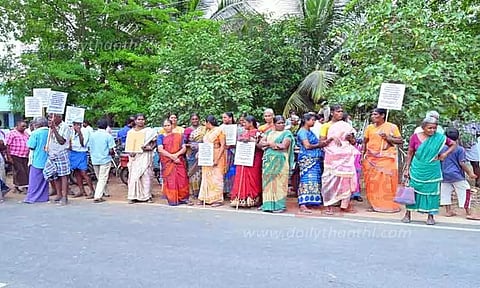 சென்னிமலை அருகே ஆக்கிரமிப்பை அகற்ற கோரி ஊராட்சி அலுவலகத்தை முற்றுகையிட முயற்சி