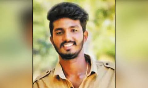 மின்சார ரெயிலில் இருந்து தவறி விழுந்த நண்பரை காப்பாற்ற முயன்றவர் ரெயிலில் அடிபட்டு சாவு