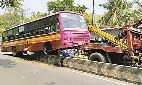 ஐ.சி.எப். அருகே தடுப்புச்சுவரில் மாநகர பஸ் மோதி விபத்து