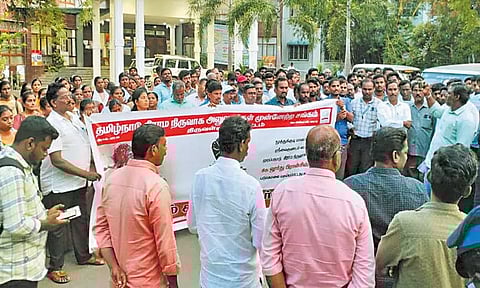 திருவள்ளூர் கலெக்டர் அலுவலகம் எதிரே கிராம நிர்வாக அலுவலர்கள் சங்கத்தினர் ஆர்ப்பாட்டம்