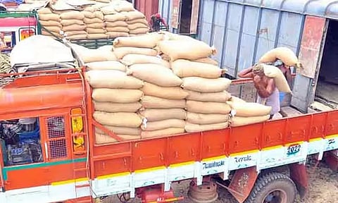 1,300 டன் ரேஷன் அரிசி வந்தது