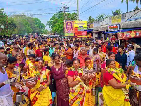 அக்னிசட்டி எடுத்து செல்லும் பக்தர்கள்