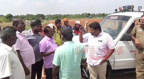 பாகலூர் அருகேஉயர் மின்கோபுரம் அமைக்க எதிர்ப்பால் பரபரப்பு