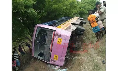 பள்ளத்தில் அரசு பஸ் கவிழ்ந்து 12 பயணிகள் காயம்