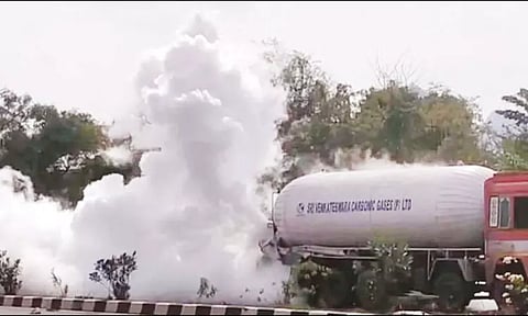 டேங்கர் லாரியில் இருந்து கரியமில வாயு வெளியேறியதால் பரபரப்பு