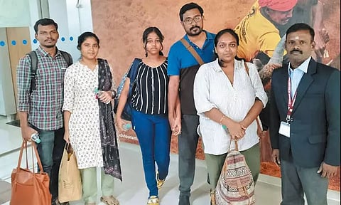 சூடானில் இருந்து மீட்கப்பட்ட கர்ப்பிணி உள்பட 5 பேர் சென்னை வந்தனர் - போர் எங்கள் வாழ்க்கையை புரட்டி போட்டது என உருக்கம்