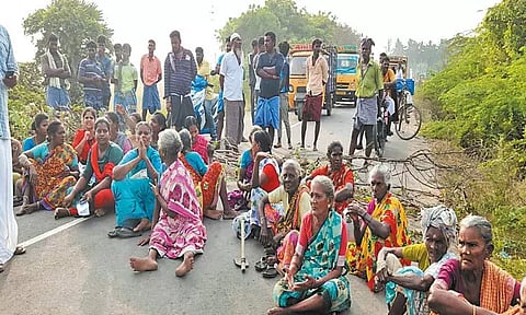 சூனாம்பேடு அருகே செல்போன் கோபுரம் அமைக்க எதிர்ப்பு தெரிவித்து கிராம மக்கள் மறியல்