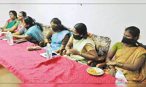 ஆரணி பேரூராட்சி கூட்டத்தில் கவுன்சிலர்கள் வாயில் கருப்பு துணி கட்டி பங்கேற்பு