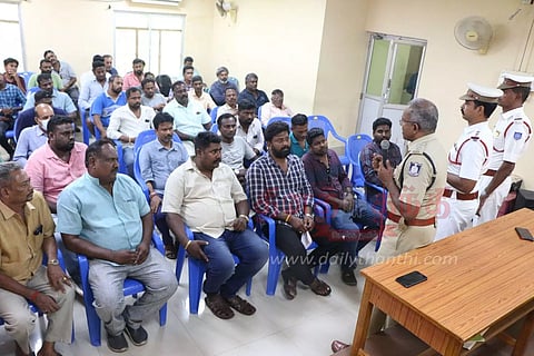 இரு சக்கர வாடகை வாகன கடைக்காரர்கள் மீது நடவடிக்கை