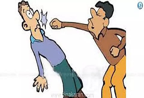 தொழிலாளியை பீர் பாட்டிலால் தாக்கி செல்போன், மோட்டார் சைக்கிளை பறித்த சிறுவன் கைது