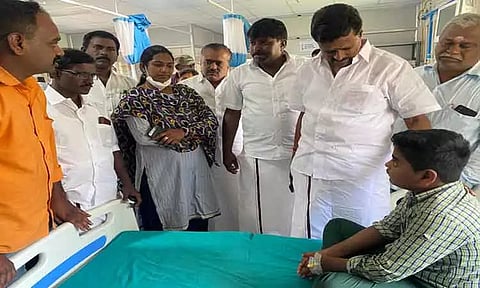 வால்பாறையில் சத்துணவு சாப்பிட்டதால் மயக்கம்: மாணவர்களுக்கு தி.மு.க. மாவட்ட செயலாளர் நேரில் ஆறுதல்