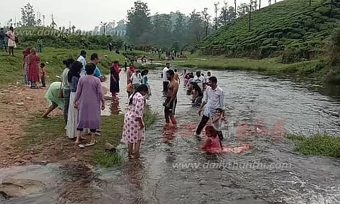 பள்ளிகளுக்கு விடுமுறை:வால்பாறைக்கு சுற்றுலா பயணிகள் வருகை அதிகரிப்பு-பாதுகாப்பு ஏற்பாடுகளை தீவிரப்படுத்த வலியுறுத்தல்