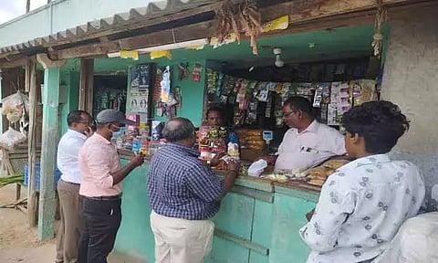 கிணத்துக்கடவு பகுதியில் சோதனை:புகையிலை பொருட்கள் விற்ற 11 கடைகளுக்கு அபராதம்-சுகாதாரத்துறை அதிகாரிகள் நடவடிக்கை