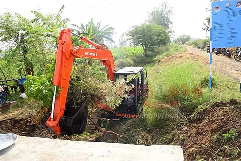 வடிகால் வாய்க்கால் தூர்வாரும் பணி