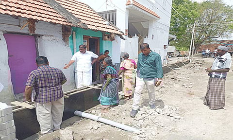 வாறுகால்-சாலை அமைக்கும் பணியை மார்க்கண்டேயன் எம்.எல்.ஏ. ஆய்வு