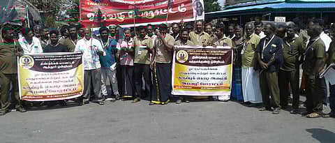 கொடைரோடு சுங்கச்சாவடியில் அமைப்புசாரா தொழிற்சங்கத்தினர் ஆர்ப்பாட்டம்