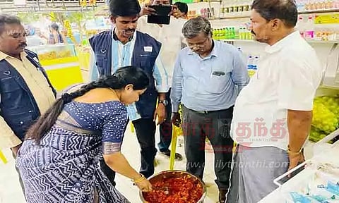 காரைக்குடி பகுதியில் பழக்கடைகளில் உணவு பாதுகாப்புத்துறை அதிகாரிகள் ஆய்வு