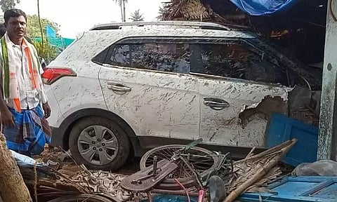 தறிகெட்டு ஓடிய கார் வீட்டுக்குள் புகுந்தது
